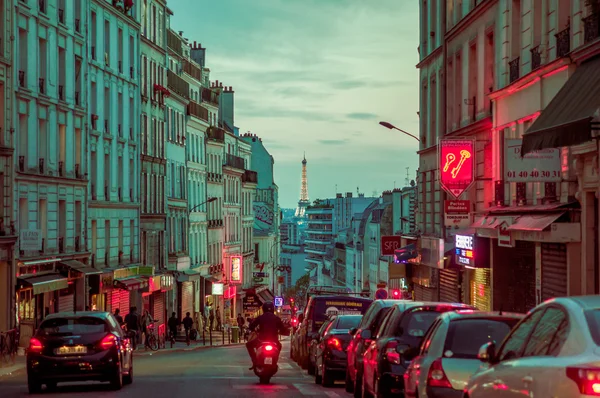Hermosa escena callejera parisina con la Torre Eiffel en el fondo — Foto de Stock