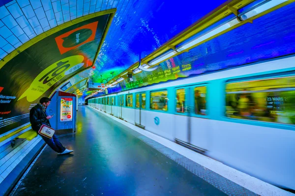 Vlak pohybující se v Pařížské metro stanice metra, Francie — Stock fotografie