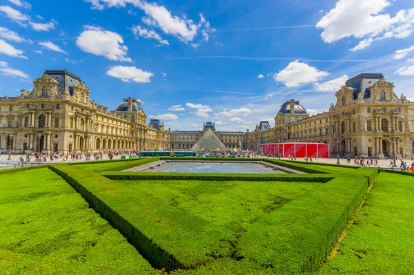 Hermosa vista del exterior del Museo del Louvre en París, Francia — Foto de Stock