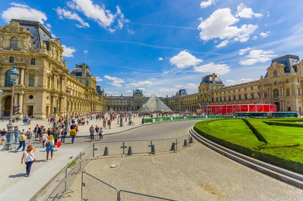 Museu do Louvre exterior em Paris, França — Fotografia de Stock