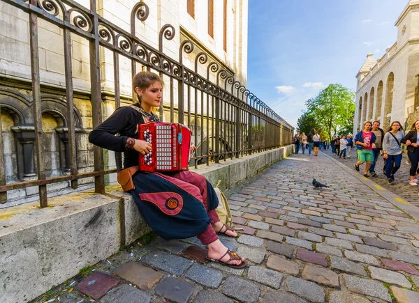 Mooie jonge vrouw accordeon spelen in de straten van Montmartre, Paris, Frankrijk — Stockfoto