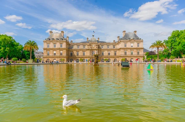 Lago no Palácio do Luxemburgo, Paris, França — Fotografia de Stock