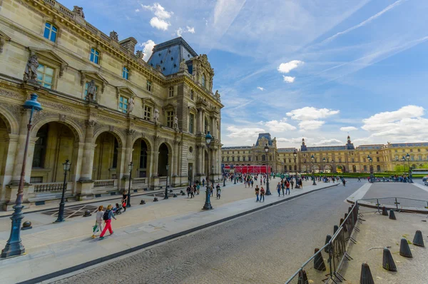 Exterior do Museu do Louvre em Paris, França — Fotografia de Stock