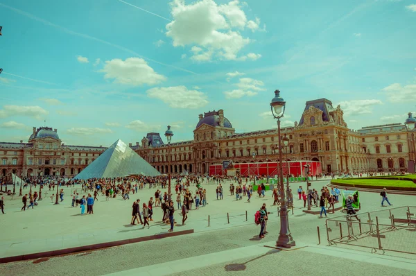 Turister utanför Louvren exteriören i Paris — Stockfoto