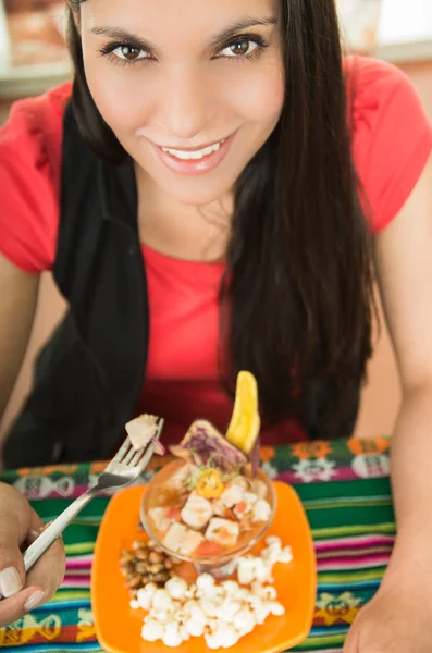 Bella ragazza che degusta un delizioso ceviche di pesce, piatto tipico ecuadoriano — Foto Stock