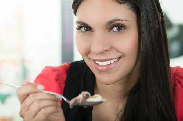Красивая девушка ест свежие вкусные кальмары cebiche — стоковое фото