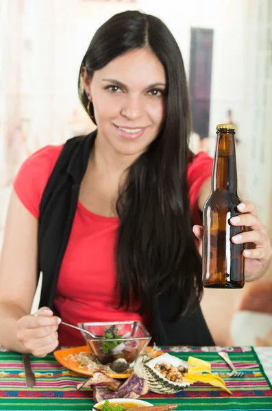 Schöne junge brünette Mädchen genießen eine Meeresfrüchte-Cebiche — Stockfoto