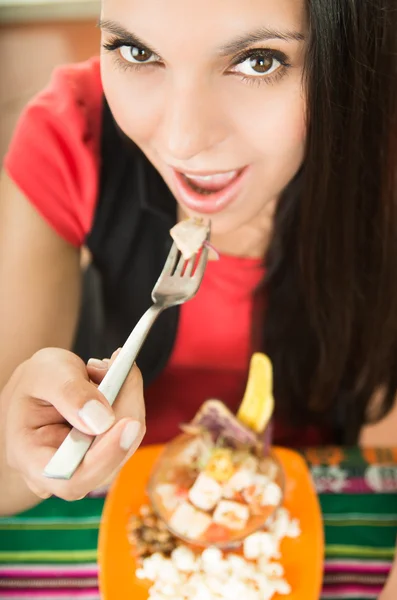 Vacker ung flicka provsmakning en utsökt fisk ceviche, typiska ecuadorianska tallrik — Stockfoto