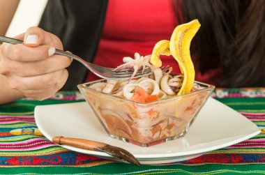 Lezzetli kalamar ceviche, tipik Ekvador plaka