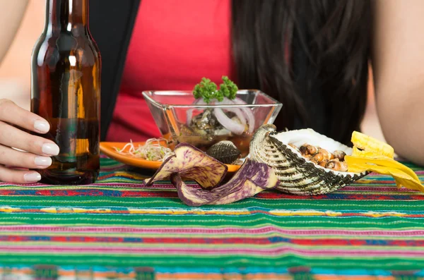 Giovane ragazza godendo di un cebiche frutti di mare — Foto Stock