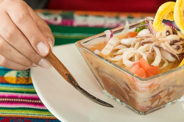 Delicioso ceviche calamari, prato típico equatoriano — Fotografia de Stock