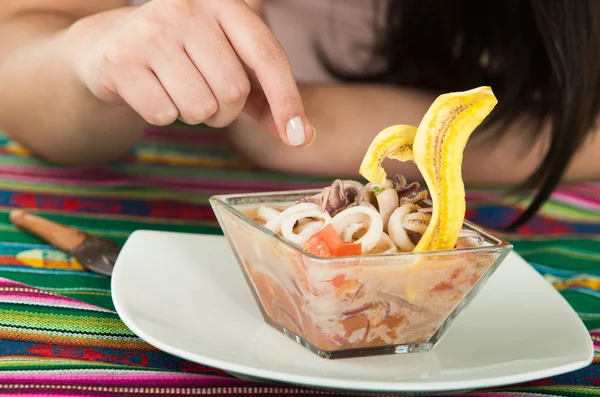 Delicioso ceviche calamari, prato típico equatoriano — Fotografia de Stock