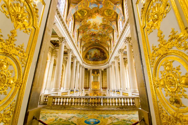 Impresionantes interiores de la Quinta Capilla en el Palacio de Versalles, cerca de París, Francia —  Fotos de Stock