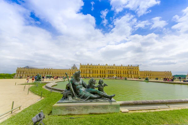 Hermosos jardines en el Palacio de Versalles, cerca de París, Francia — Foto de Stock