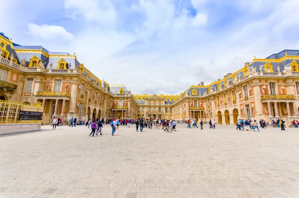 Multitud de turistas visitando el Palacio de Versalles, cerca de París, Francia — Foto de Stock
