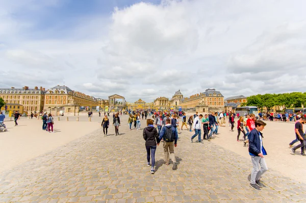 Multitud de turistas visitando el Palacio de Versalles, cerca de París, Francia — Foto de Stock