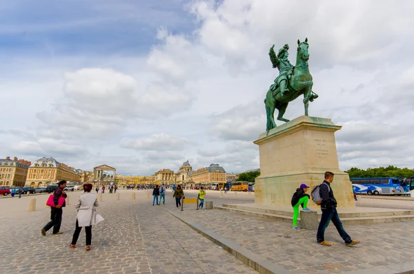 Pomnik konny King Louis XIV w Wersalu przez Pierre Cartellier i Petitot, Paryż, Francja — Zdjęcie stockowe