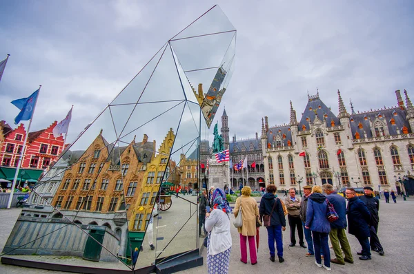 Bruges, Belgio - 11 agosto 2015: Famosa piazza Markt nel centro della città, circondata da un'architettura mozzafiato e innumerevoli mercati — Foto Stock