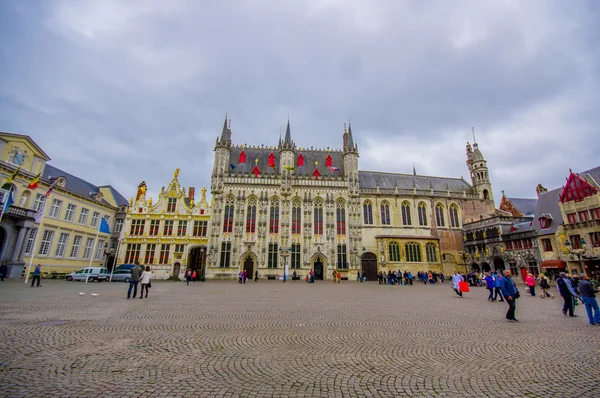 Bruges, Belgium - 11 August, 2015: Famous plaza Markt in city centre, sorrounded by stunning architecture and countless markets — Stock fotografie