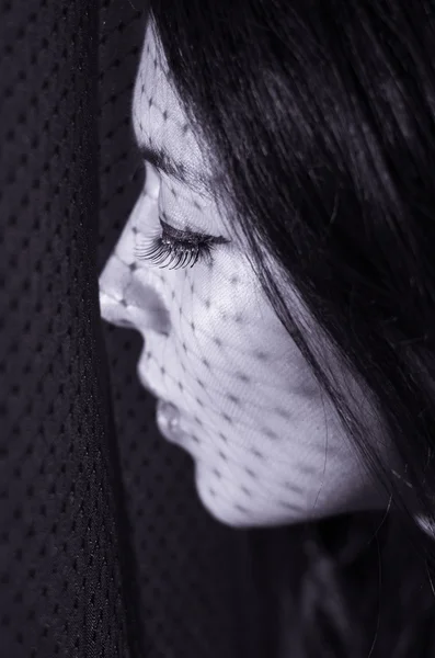 Headshot brunette model experimenting with shadows on obscure background, artistic dark beauty photo — ストック写真