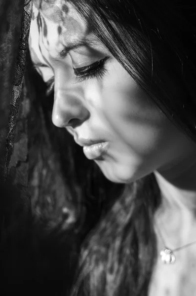 Headshot brunette model experimenting with shadows on obscure background, artistic dark beauty photo — Stock Photo, Image