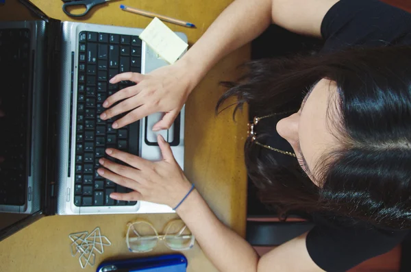 Hispanische brünette Bürofrau, die am Laptop arbeitet, von oben geschossen — Stockfoto