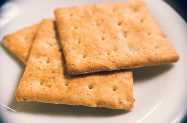 Closeup oat crackers lying on white plate — 图库照片