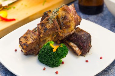 Lezzetli kaburga et ve sebze yerleştirilmiş beyaz tabağında, zarif sunum