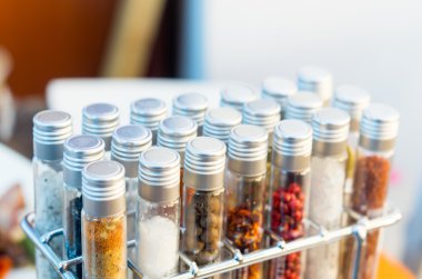 Tüpler metal raf ve bir kaç tabak içinde arka planda bulanık yerleştirilen baharat