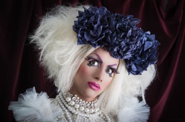 Muhteşem makyaj, göz alıcı beş para etmez bak, mutlu bir şekilde poz ve kamera çekici ile drag queen
