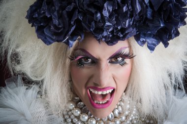Closeup travesti muhteşem makyaj, göz alıcı beş para etmez bak, açık ağızlı kamera için poz