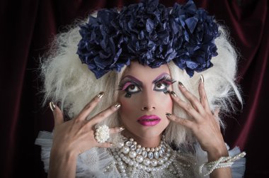 Muhteşem makyaj, göz alıcı beş para etmez bak, elleri ve parmakları kullanırken poz ile drag queen
