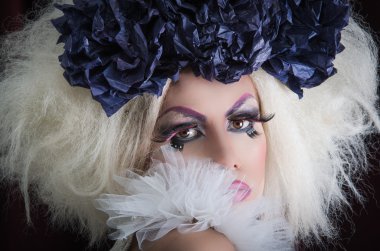 Muhteşem makyaj, göz alıcı beş para etmez bak, mutlu bir şekilde poz ve kamera yana doğru açıdan çekici ile drag queen