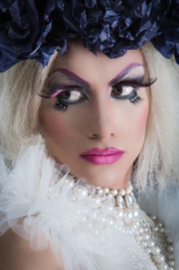 Muhteşem makyaj, göz alıcı beş para etmez bak, ciddi yüz ifadesi poz ile drag queen
