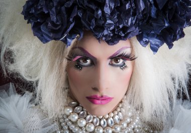 Muhteşem makyaj, göz alıcı beş para etmez bak, ciddi yüz ifadesi poz ile drag queen