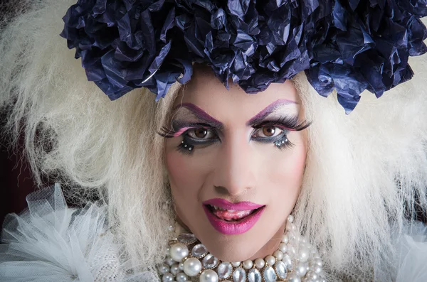 Closeup drag queen usando maquiagem espetacular, olhar trashy glamouroso, posando com a boca aberta para a câmera — Fotografia de Stock