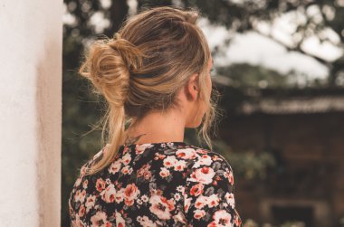 Pencereden dışarı bahçeye bakıyor giyen yazlık elbise modeli, arkadan vurdu