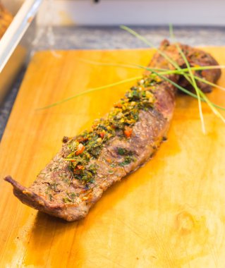 Mükemmel pişmiş bonfile fileto ve ahşap tahta üzerinde yalan tepesi chimichurri