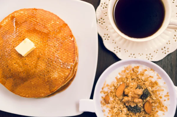Crêpes, granola avec yaourt et tasse de café vu d'en haut, concept de petit déjeuner élégant — Photo