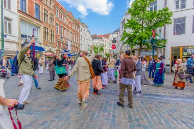 Brussels, Belçika - 11 Ağustos, 2015: şehir merkezinde dans Hare Krishna street sanatçılar