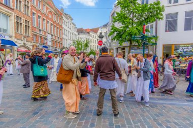 Brussels, Belçika - 11 Ağustos, 2015: şehir merkezinde dans Hare Krishna street sanatçılar