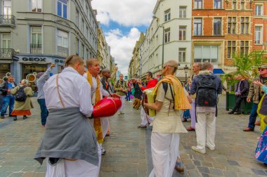 Brussels, Belçika - 11 Ağustos, 2015: şehir merkezinde dans Hare Krishna street sanatçılar