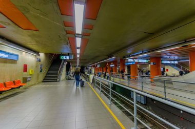 Brussels, Belçika - 11 Ağustos, 2015: gri tren bekleyen birkaç kişi ile gelen gösterilen yolcu platformda içinde Beurs istasyonu.