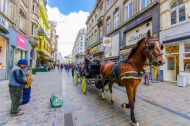 Brussels, Belçika - 11 Ağustos, 2015: güzel sokak Simgesel Yapı tarihi şehir merkezi