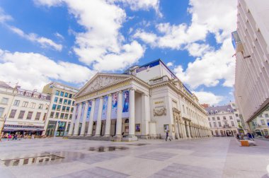 Brussels, Belçika - 11 Ağustos, 2015: Theatre Royal La Monnaie De Munt çarpıcı ayrıntılar ve mimarisi ile muhteşem cephe