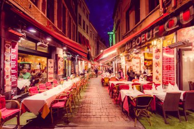 Brussels, Belçika - 11 Ağustos, 2015: ünlü sokak Rue des Bouchers fantastik çekicilik ve gece süre içinde sıkıca paketlenmiş restoranların