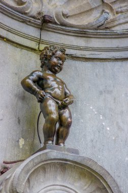 Brussels, Belçika - 11 Ağustos, 2015: Manneken Pis ünlü dönüm noktası bronz heykeli küçük çocuk çeşmeye peeing