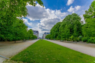Brussels, Belçika - 11 Ağustos, 2015: yaya yolu sorrounded güzel güneşli bir günde ulus Parlamento Sarayı yakın yeşil park