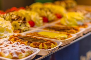 Brussels, Belçika - 11 Ağustos, 2015: ünlü Belçika waffle mağaza krem, çilek ve çikolata sosu ile gösterildiği şekliyle