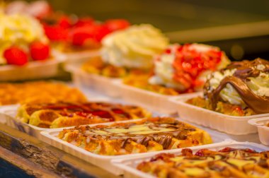 Brussels, Belçika - 11 Ağustos, 2015: ünlü Belçika waffle mağaza krem, çilek ve çikolata sosu ile gösterildiği şekliyle